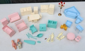 lot 151 image: 1960s Original Marx Dollhouse Furniture, Family, Figures Etc