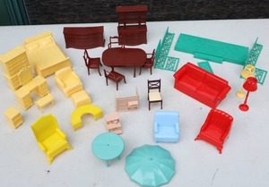 lot 152 image: 1960s Original Marx Dollhouse Furniture Etc.