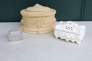 lot 184 image: Vintage Trinket BoxesQueens Delight Incolay Box, White Porcelain Trinket wRoses and Glass Trinket