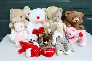 lot 192 image: Holiday DeCor ValentinesStuffies