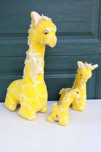 lot 193 image: Adorable Vintage Stuffed Eden Toys Inc. Yellow Giraffe Action FamilySmallest is Musical