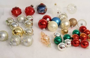 lot 233 image: Holiday Decor Christmas Ornaments