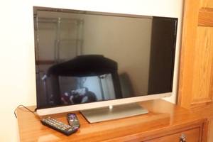 lot 258 image: Toshiba 32-Inch TV WRoku 32L2400U