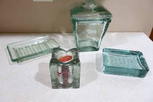 lot 270 image: Chunky Green Glass Bath Vanity Decor Accessories