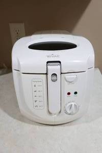 lot 274 image: Countertop AppliancesRival CF250 Cool Touch Deep Fryer