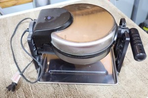 lot 275 image: BELLA() ROTATING BELGIAN WAFFLE MAKER