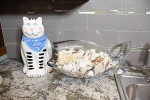 lot 208 image: Home DecorCat Cookie Jar, Large Shell-Filled Glass Fish