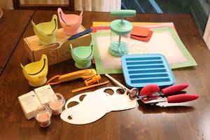 lot 303 image: Kitchen AccessoriesSkoo Silicone Egg Poachers, Pampered Chef, Tupperware Etc