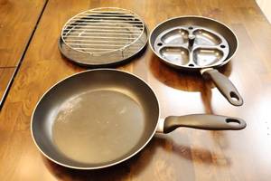 lot 315 image: Kitchen AccessoriesFry Pans, Egg Poacher, Cooling Rack Etc