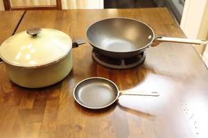 lot 317 image: Vintage 5 Qt. Town House By West Bend Yellow Tan Dutch Oven Stainless Steel Pot With Lid, Wok wBase Etc