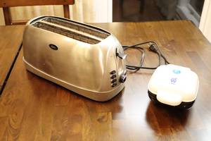 lot 322 image: WW Dash Egg Bite Maker, Oster Two-Slice Bagel Toaster