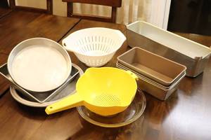 lot 332 image: Kitchen Bakeware, Colanders, Strainers Etc