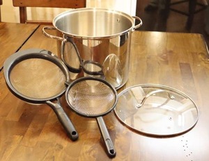 lot 335 image: Stainless Steel Stockpot, Handled Colander Strainers
