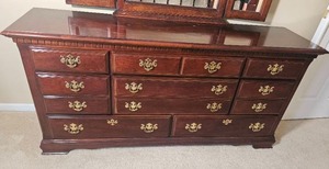 lot 5 image: Georgian Pennsylvania House Bedroom Cherry Eight Drawer Tri-Mirror Dresser