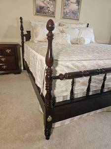 lot 6 image: Georgian Colonial Poster Bed King Frame