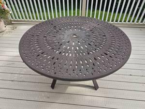 lot 59 image: Cast Aluminum Peacock Bistro Table