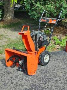 lot 60 image: Haevy Duty Ariens 624E Snowblower