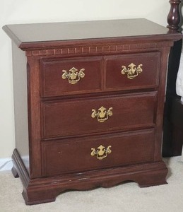 lot 8 image: Elegant Mahogany 3-Drawer Nightstand - B