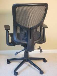 lot 45 image: Modern Ergonomic Rolling Office Chair - Black