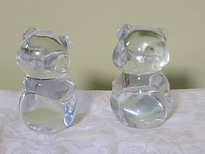 lot 34 image: Adorable Fenton Fine Crystal Teddy Bear Figurine Pair