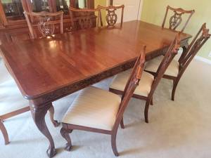 lot 1 image: Pennsylvania House - Elegant Luxury Dining Set - Cherry