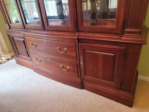 lot 2 image: Pennsylvania House - Elegant Luxury Display Cabinet Hutch - Cherry