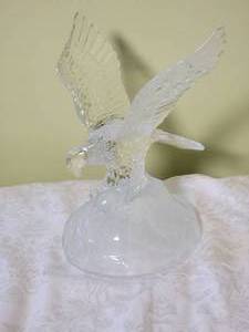 lot 37 image: Stunning Fine Crystal Statuette - American Eagle