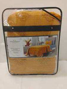 lot 18 image: NEW THRESHOLD TUFTED DIAMOND CRINKLE QUEEN SIZE COMFORTER SET