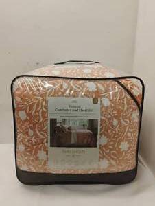 lot 20 image: NEW THRESHOLD KING SIZE PRINTED COMFORTER AND SHEET SET