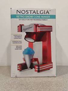 lot 88 image: NEW NOSTALGIA RETRO SNOW CONE MAKER
