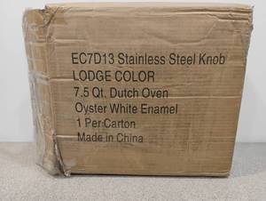lot 94 image: NEW LODGE ENAMEL PORCELAIN ENAMEL 6-QT CAST IRON DUTCH OVEN