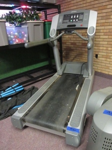 lot 916 image: LIFE FITNESS TREADMILL