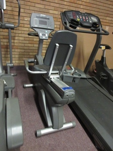 lot 918 image: LIFE FITNESS RECUMBENT EXERCISE BIKE