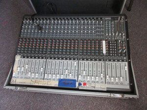 lot 925 image: MACKIE ONYX ANALOG MIXER IN A ROAD READY TRAVEL BOX