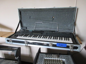 lot 926 image: YAMAHA SYNTHESIZER WITH CASE