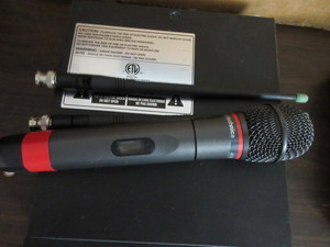 lot 965 image: WIRELESS MICROPHONE SET UPS