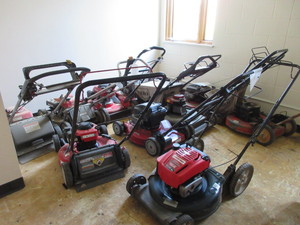 lot 951 image: LAWN MOWERS FOR REPAIR OR PARTS