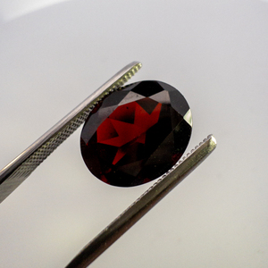 lot 70 image: GARNET - 5.1ct. Oval brilliant cut