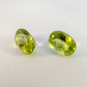 lot 72 image: Pair of PERIDOT - 2.87ct. Oval brilliant cut