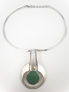 lot 152 image: Modernist Green StoneEnamel 835 Silver Collar Necklace.