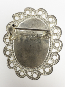 lot 194 image: Simulated Mabe Pearl White Base Metal Brooch .
