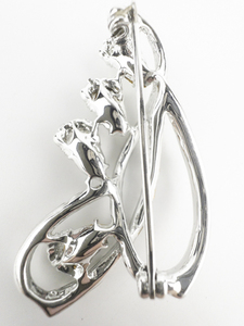lot 211 image: Vintage Fancy Rhinestone White Base Metal Brooch.