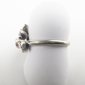 lot 226 image: Blue Rhinestone Leafy Base Metal Adjustable Ring. Size 5-6.25.