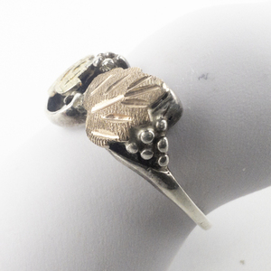 lot 233 image: Tri-Tone Leaf Sterling Silver Ring. Size 5.25 - 5.5.