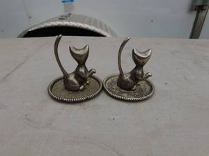 lot 17 image: Set of Two Vintage Cat Figurines