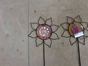 lot 81 image: Lot of 2 Decorative Metal Garden Stakes