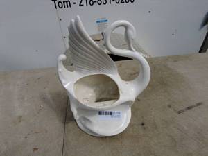 lot 105 image: Ceramic Swan Shaped Planter