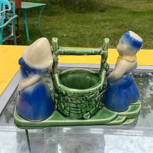 lot 362 image: Vintage Shawnee USA Wishing Well Planter