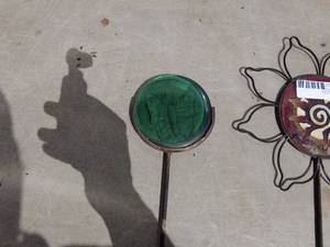 lot 122 image: Set of 4 Decorative Metal Garden Stakes