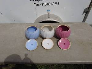 lot 131 image: Set of 3 Vintage Watt Pottery Oven Ware Bowls with Lids